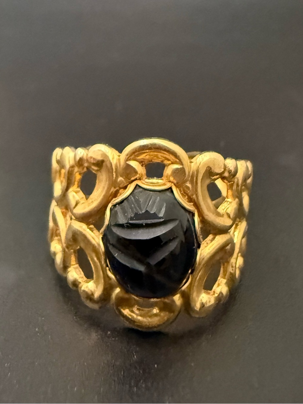 Vintage Gold-tone Ornate Filigree Black Carved Center Stone Open Band Ring Sz 8